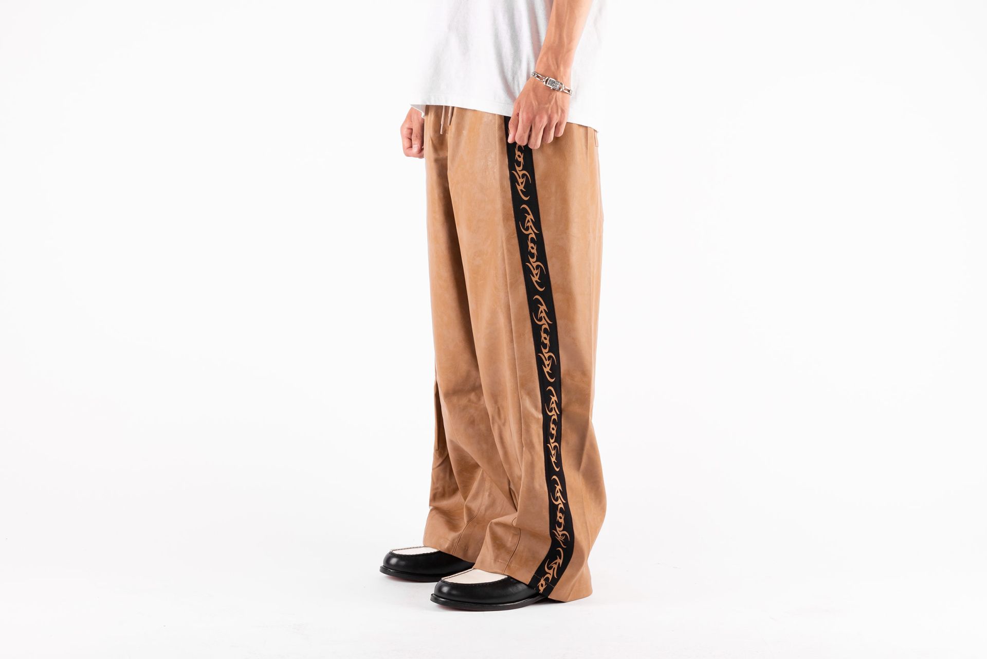 【AJO AJOBYAJO】24FW★ Vegan Leather One Tuck Track Pants AJOBYAJO】Vegan Leather One Tuck Track Pants | OUR BRAND